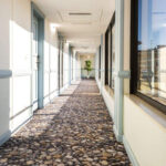 Käytävä, johon paistaa aurinko ikkunoista sisään