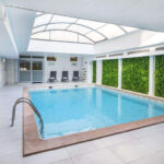 Uima-allas, jonka edustalla kolme aurinkotuolia