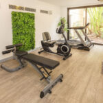 Huone jossa kuntosalilaitteita