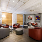 Nurkkaus, jossa punaisia nojatuoleja ja takka