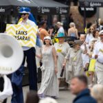 Iloinen kulkue Jurmalan kesäsesongin avajaisissa Photo by Artis Veigurs