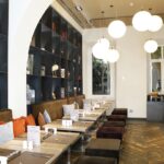 Aamiaishuone jossa pallovalot katossa