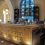 Puinen baaritiski ravintolasalissa