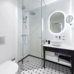 Esimerkkikuva kylpyhuoneesta suihkulla