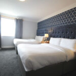 Hotellihuone, jossa kaksi parivuodetta