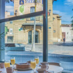 Näkymä kadulle aamiaisravintolasta, Suite Novotel Malaga Centro