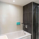 Kypyhuone ammeella ja suihkulla, Novotel Suite Malaga Centro