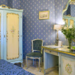 Vanhanaikainen vaatekaappi, tuoli ja kirjoituspöytä