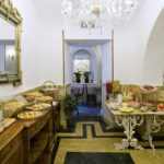 Aamiaishuone, johon katettu hedelmiä ja erilaisia leivonnaisia