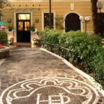 Hotellin piha-alue, jossa istutuksia ja pieni terassi