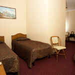 Kolmen hengen huone, Monte Kristo