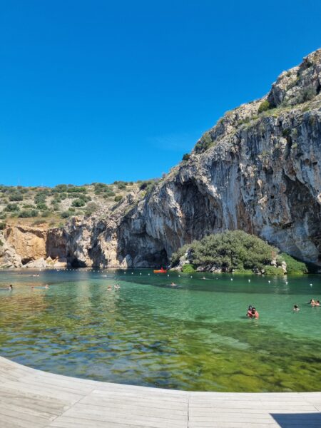 Päiväretki kaupungin ulkopuolelle – Vouliagmeni-järvi