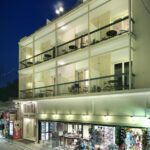 Hotellin julkisivua parvekkeineen sekä edessä menevä ostoskatu