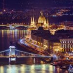 Näkymä Budapestin Tonavajoen rannoille iltavalaistuksessa