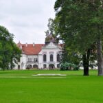 Gödölön palatsin pihamaa ja taustalla palatsirakennus