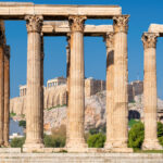 Zeuksen temppelin pystyssä säilyneitä massiivisia pylväitä