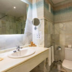 Esimerkkikuva Standard-huoneen kylpyhuoneesta, BH Atarazanas Malaga Boutique Hotel