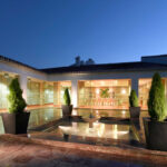 Hotellin sisäpihaa iltavalaistuksessa, Parador de Malaga Golf