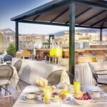 Näköala Jason Inn hotellin aamiaisterassilta