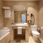 Esimerkkikuva Standard-huoneen kylpyhuoneesta, Malaga Alameda Centro Affiliated by Melia