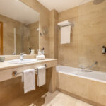 Esimerkkikuva Premium-huoneen kylpyhuoneesta, Malaga Alameda Centro Affiliated by Melia