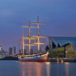 Skotlanti, Glasgow Riverside Museum ja Tall Ship iltavalaistuksessa