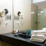 Romania, Brasov. Golden Time hotellin kylpyhuone.