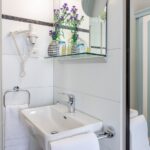 Hotelli Luzernerhofissa Luzernissa, kylpyhuone