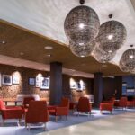 Hotellin aulatila, jossa punaiset nojatuolit