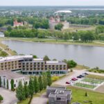 Georg Ots Spa hotellirakennus ja näkymä Kuresaareen Piispanlinnalle