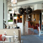 Ravintola, jossa pöydällä kattaus