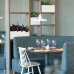 Ravintolan ruokapöytä, jossa valkoinen pinnatuoli