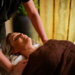 Nainen, jonka päällä ruskea pyyhe hieronnassa