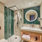 Kylpyhuone, jossa vihreät kaakelit